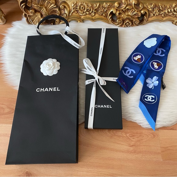 CHANEL Bandeau Silk Twill Scarf - Picture 13 of 14